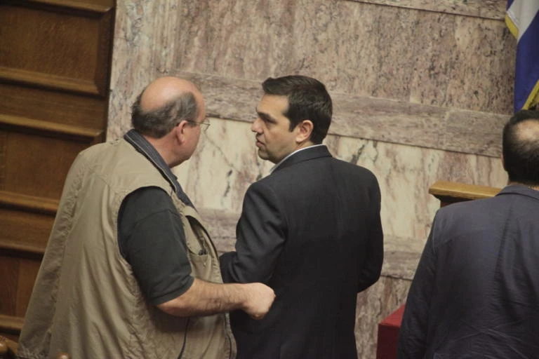 Η αγκαλιά Τσίπρα στον Φίλη μετά την ΚΟ -Η ατάκα με νόημα προς τους δημοσιογράφους